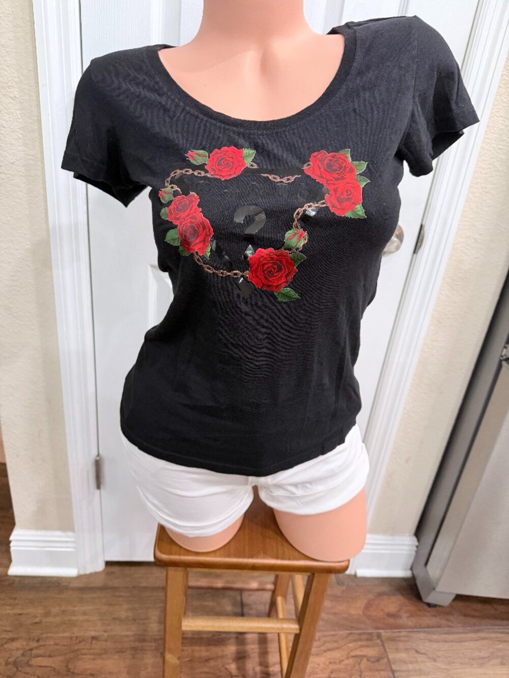 GUESS Los Angeles Black Rose Logo Graphic Tee Y2K Scoop Neck T-Shirt Small